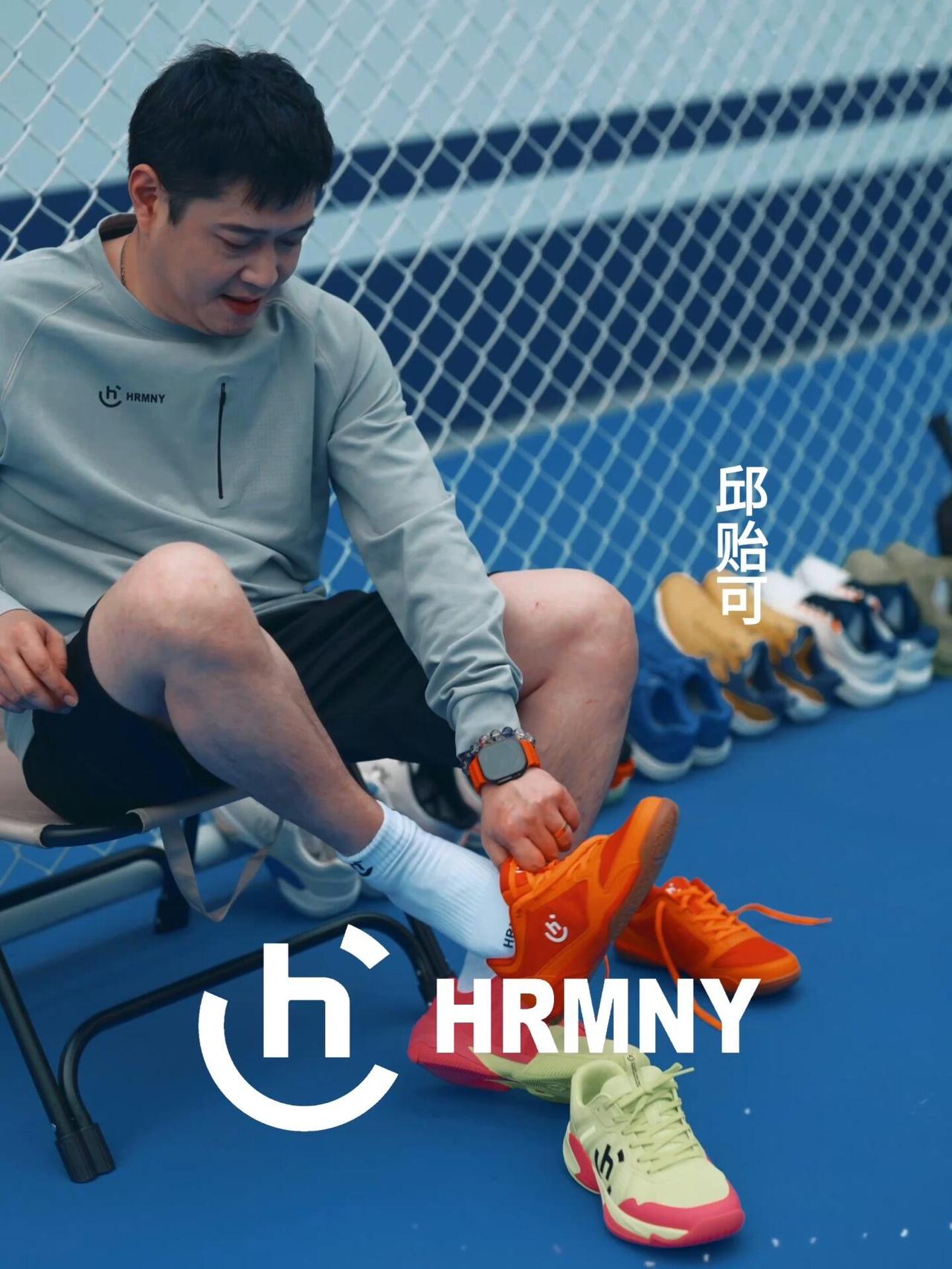 邱指导也有自己战靴的代言了吗，乒乓球战靴，亲自示范，大大方方展示给我们看！
这是