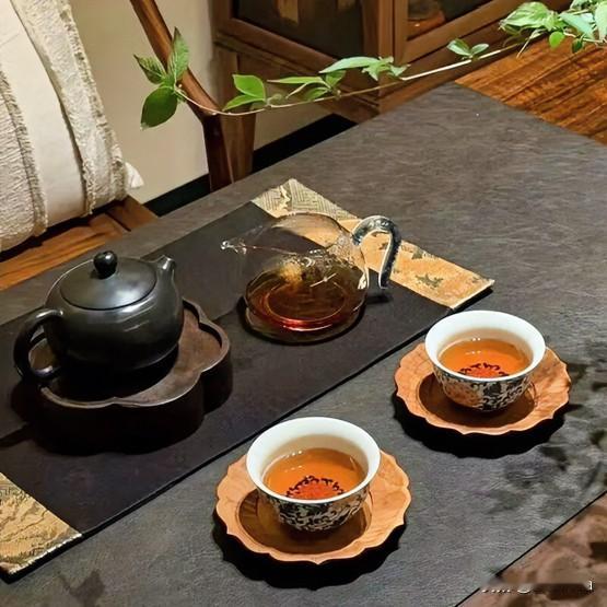 《茶砺灵根颂·古文体》
沸水百腾，茶烟袅袅。浮沉辗转，意自深渺。莫惧煎熬，且淬灵