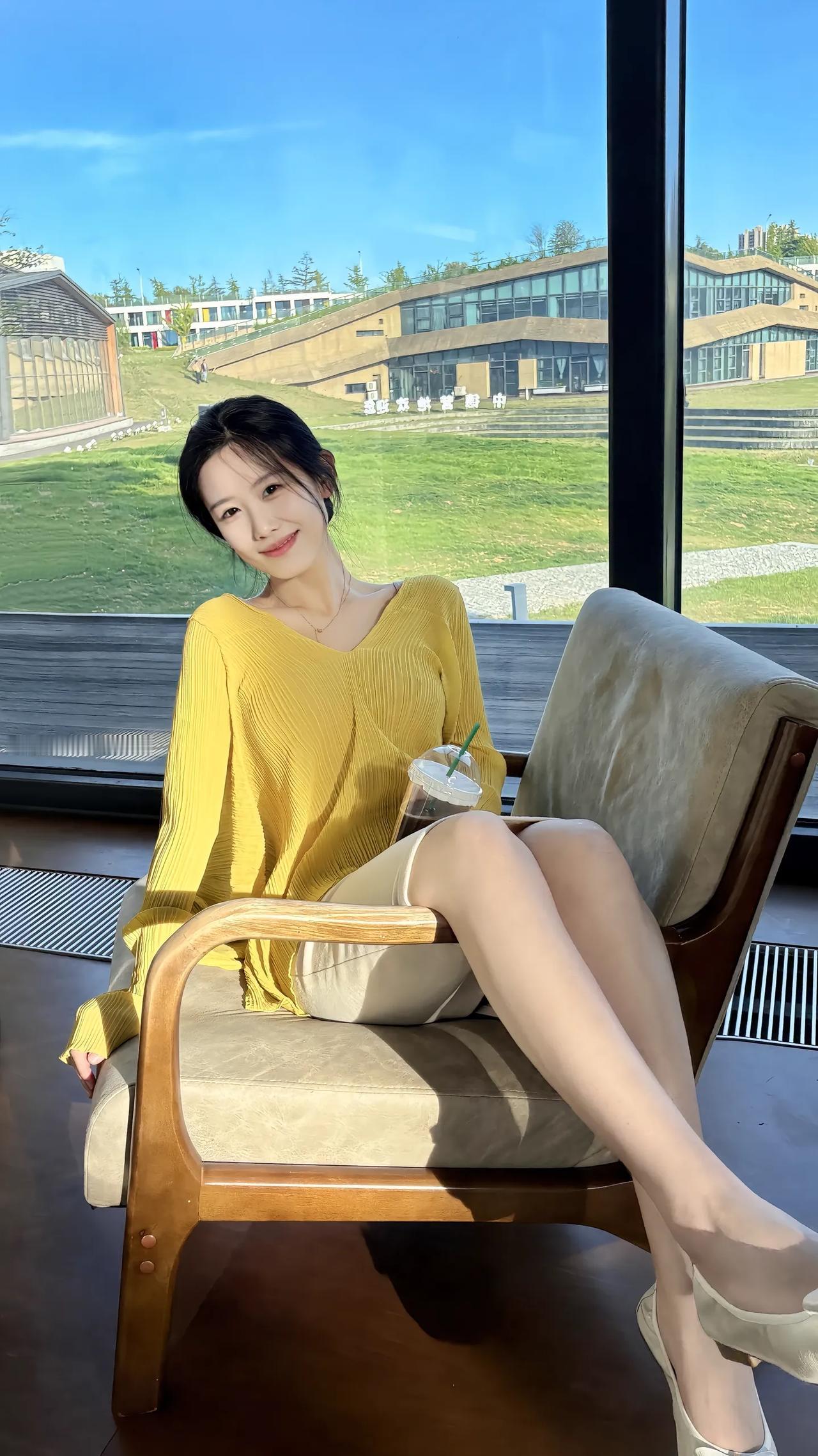 墙角开了一朵小花