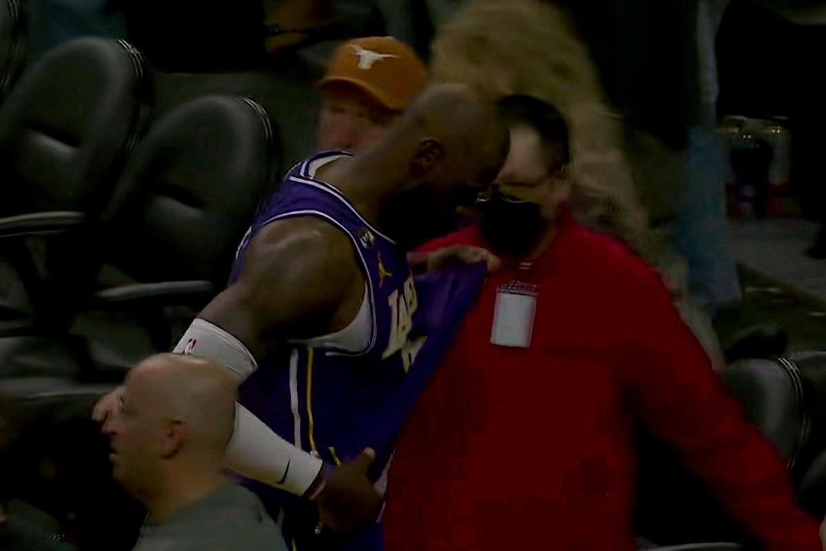 老詹输球不握手？在湖人主场输给雷霆的比赛后，老詹又急匆匆的往球员通道跑去，上一场