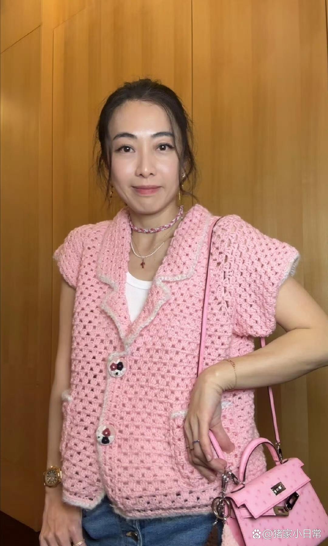 甘比粉色钩织衣服配爱马仕。 真豪。 