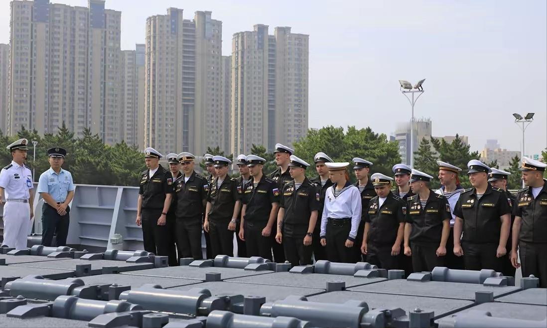 站在052D的垂发前，俄罗斯海军没有一个笑的
7月8日青岛港的中俄舰艇互访现场，