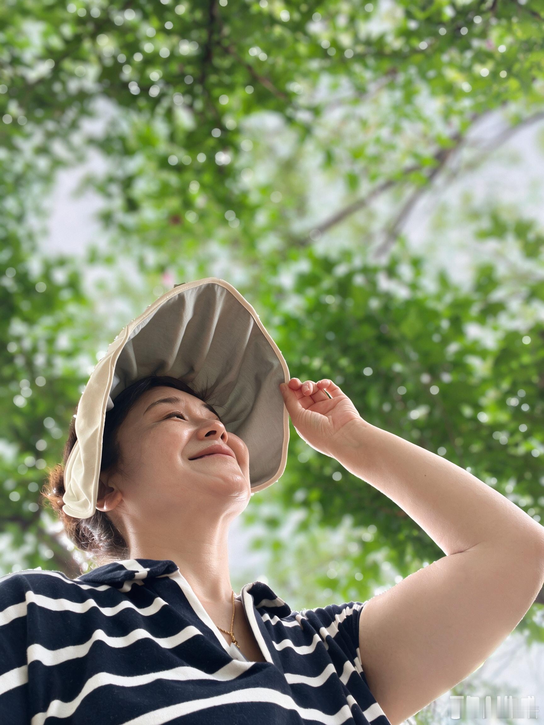 夏日的树荫下放下心头焦燥，静静感受微风与绿意。 