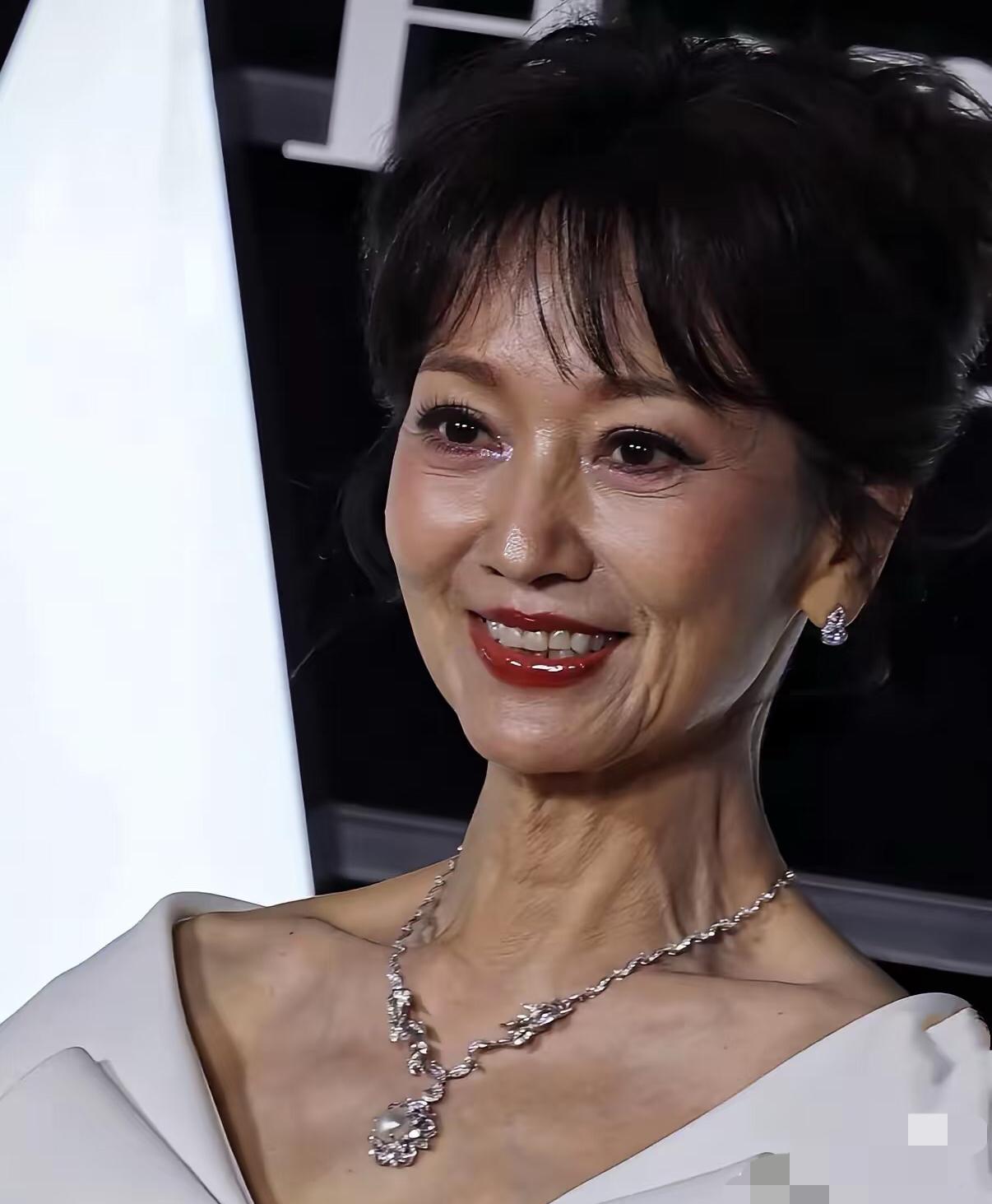 果然偶像还是活在滤镜比较好，
这么真实的照片，
觉得衰老的皮肤跟满头的黑色头发很