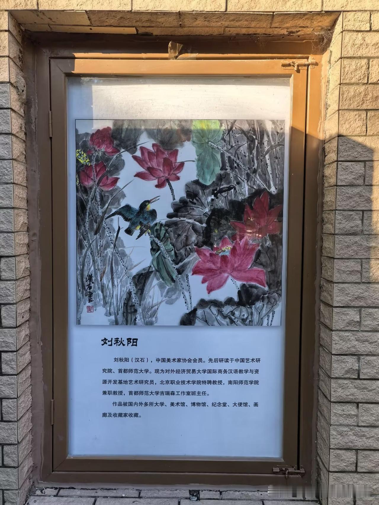 【临江仙·荷禽图】

艳萼酣开凝彩，苍荷泼墨铺烟。
苇风摇曳水云边。
翠禽振羽起