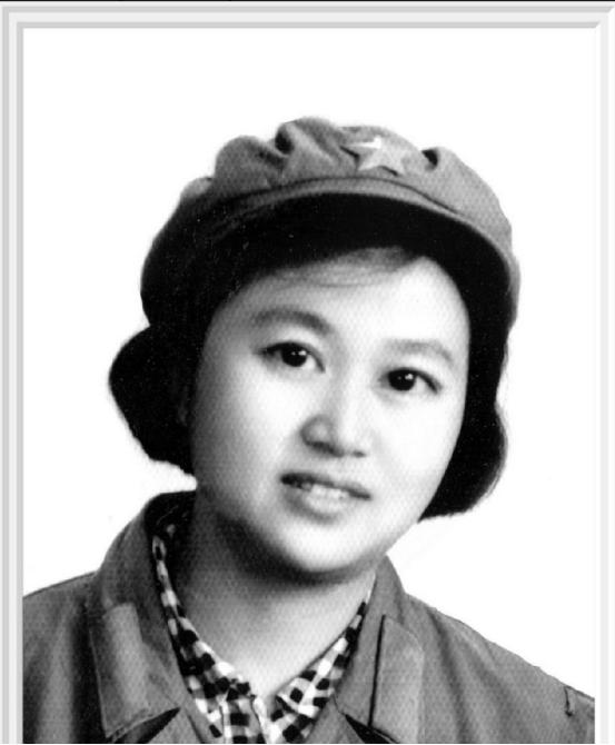 1953年，一个女红军在供销社扯布，被老战友一把抓住胳膊：桂英？你还活着！你男人