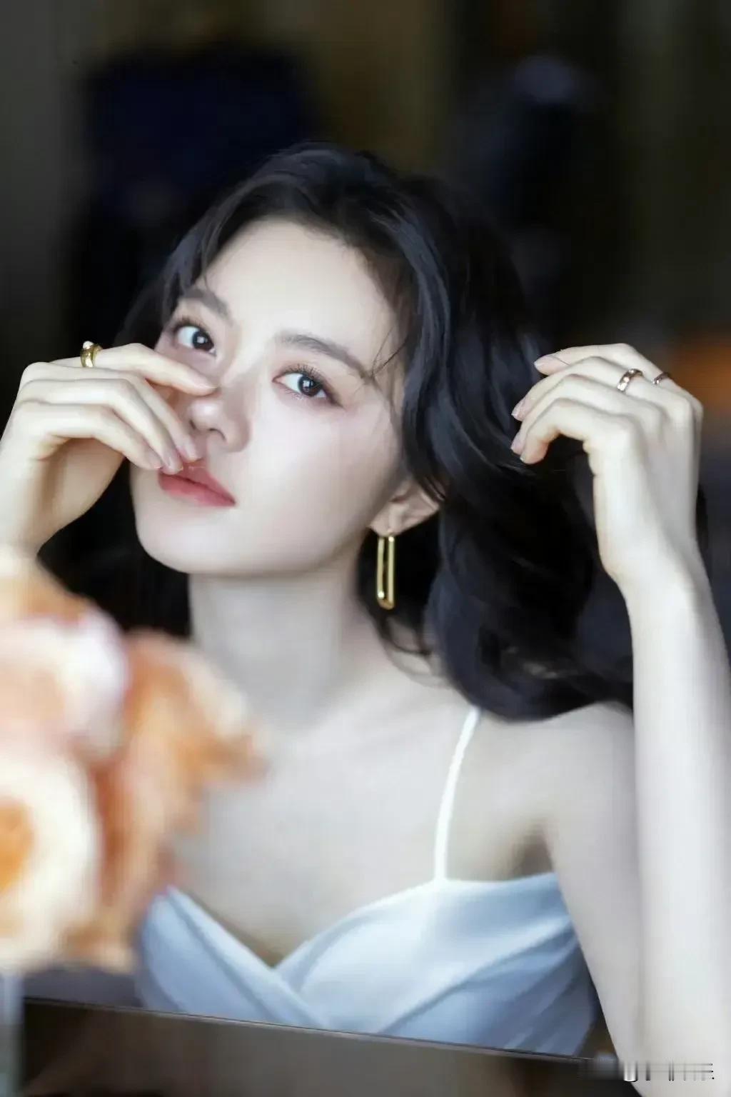 赵今麦可以说是高圆圆的接班人，她浓眉大眼，既可盐可甜又可妖艳。她五官精致可爱，身