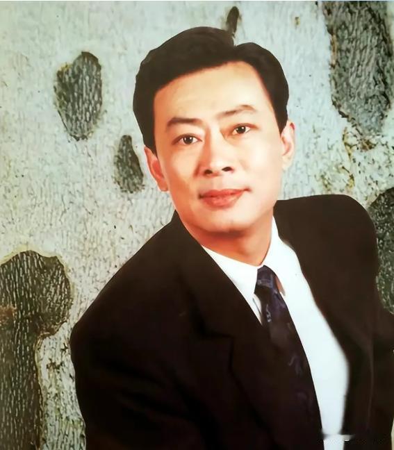 1995年，王诗槐树离婚后，和有智力残疾的儿子相依为命，有一次，有位老朋友来看他