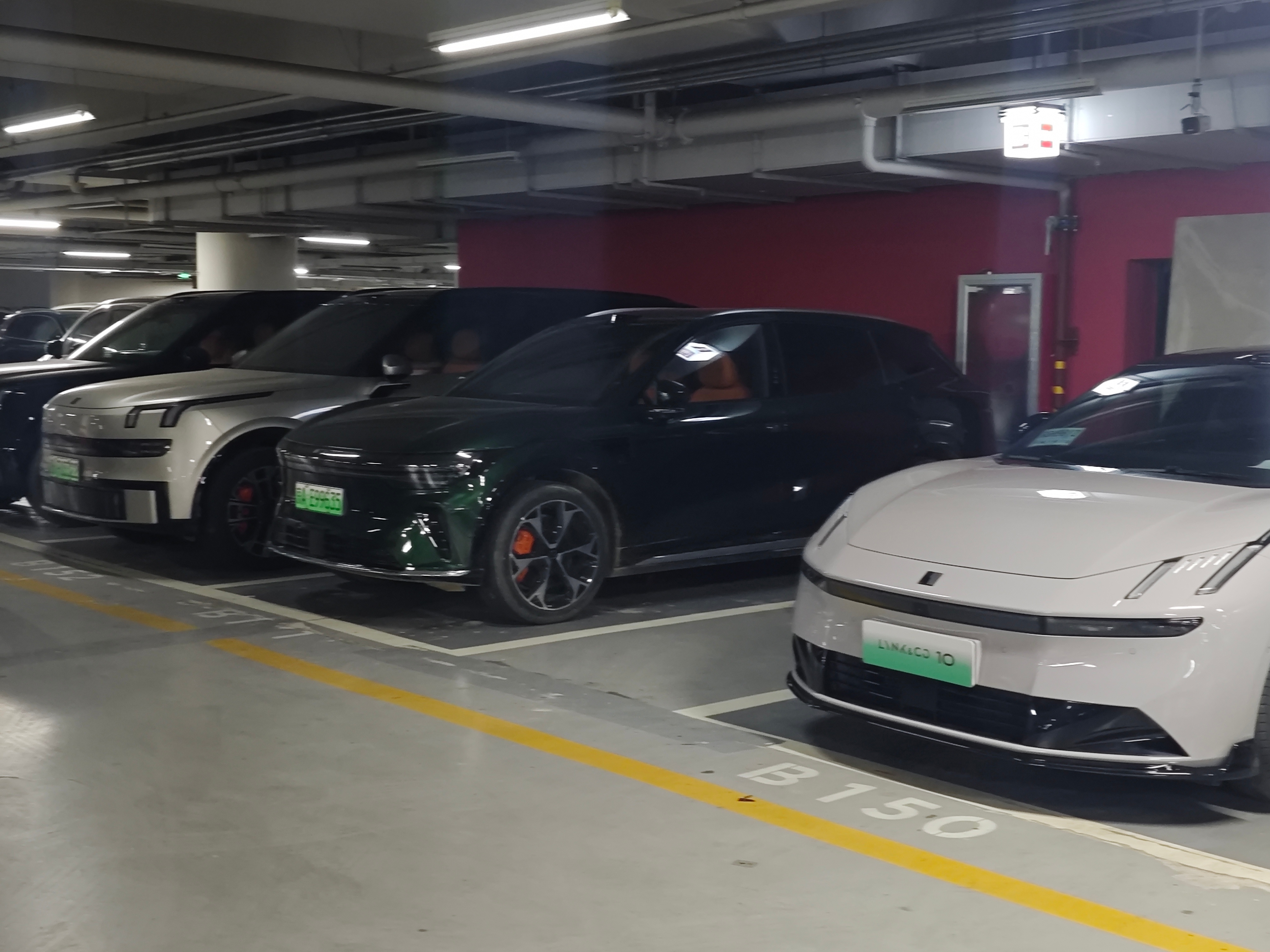 金泉楼下的停车场，你想看略新出的车这边都有，来太多次了，轻车熟路的 