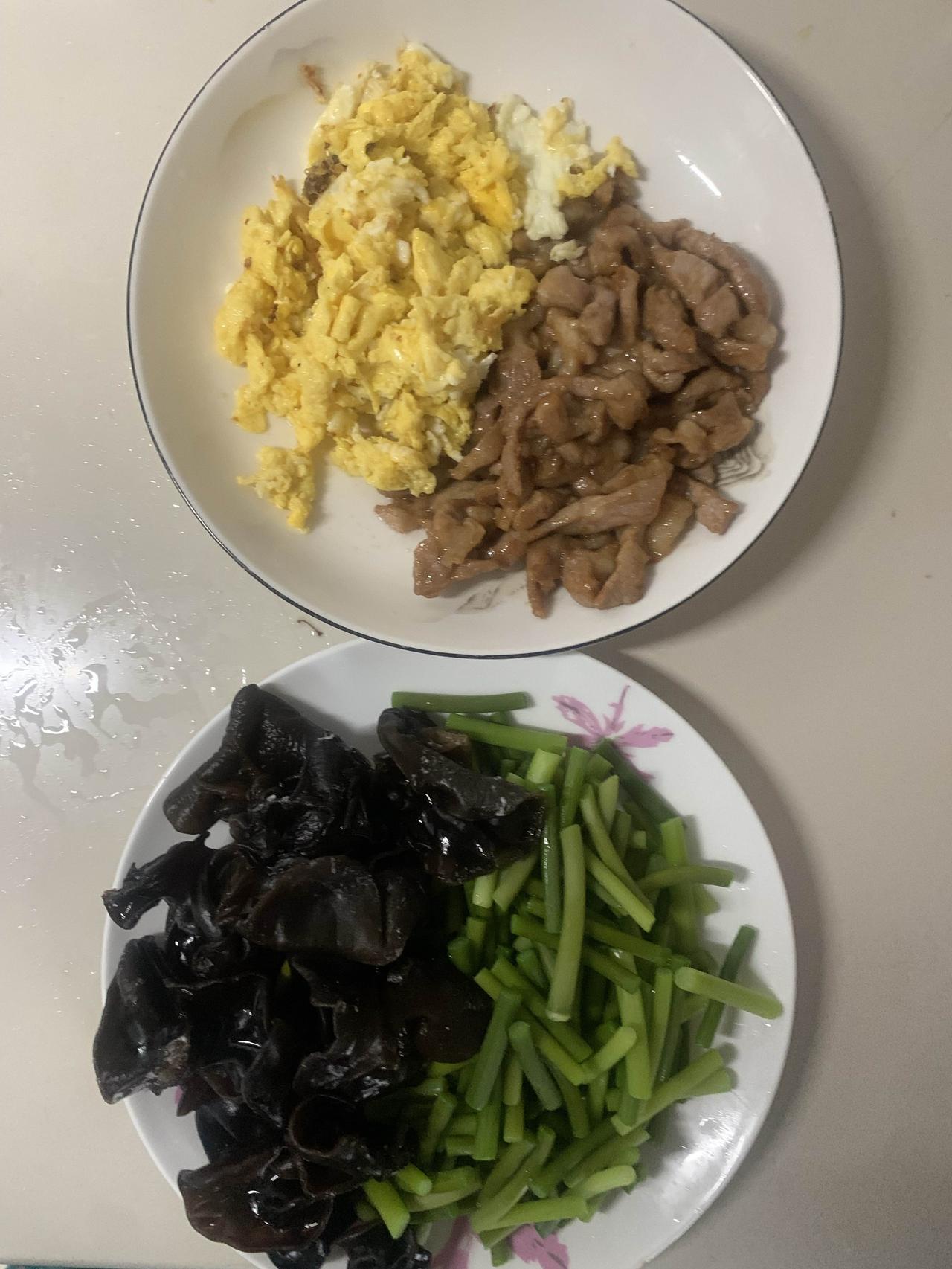 分享我的一个家常菜——木须肉
今晚做了一个超简单的木须肉，也就是蒜苔、木耳、鸡蛋