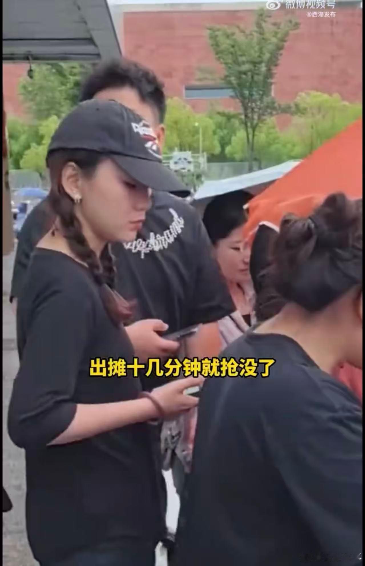 杭州街头的美院硕士赵唯宏，把山东大包做成了流动的非遗展厅。老面发酵的韧劲撞上手剁