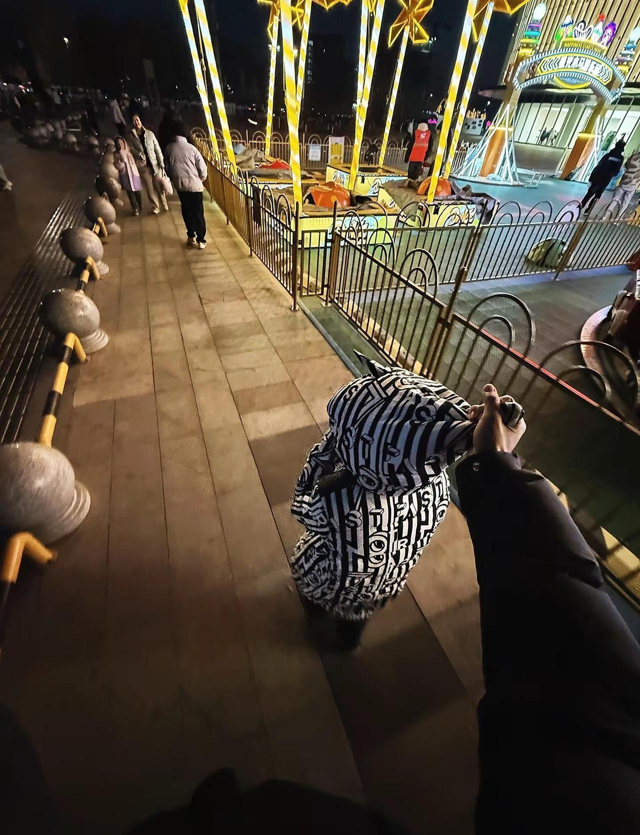 哥哥你过来我跟你说个事 我感觉有一种无形的力量在抓着我