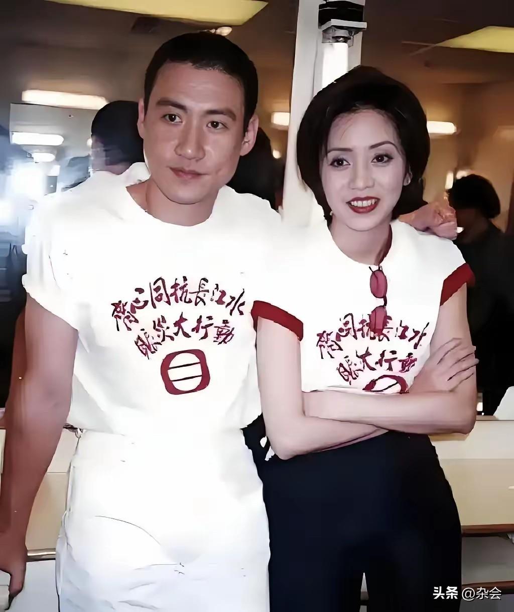 多年后才读懂那场葬礼上的“怪异”。
罗美薇不停扇风的动作，曾被指失礼，其实是严重