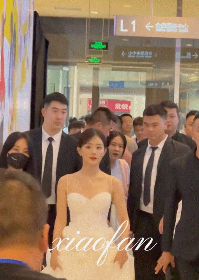赵丽颖赵丽颖乔妍赵丽颖 电影乔妍的心事 “枫叶被风拂起又掉落，入眼的是眉眼带笑的
