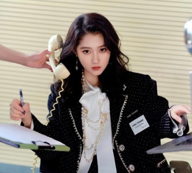 关晓彤帅起来🈶别样的魅力，看来姐姐今年是要狠狠搞事业啦，那我可就等着追剧了 