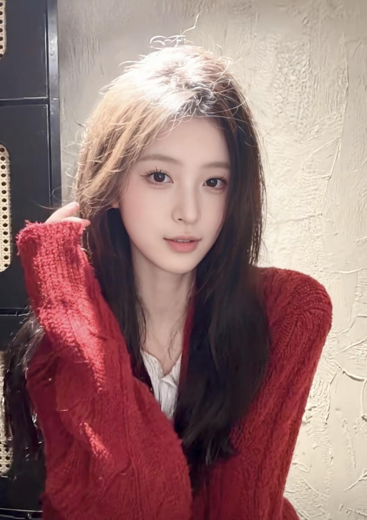 红毛衣裹住冬日的温柔，发丝被光揉出细碎的甜，日子就该是这样暖洋洋的模样