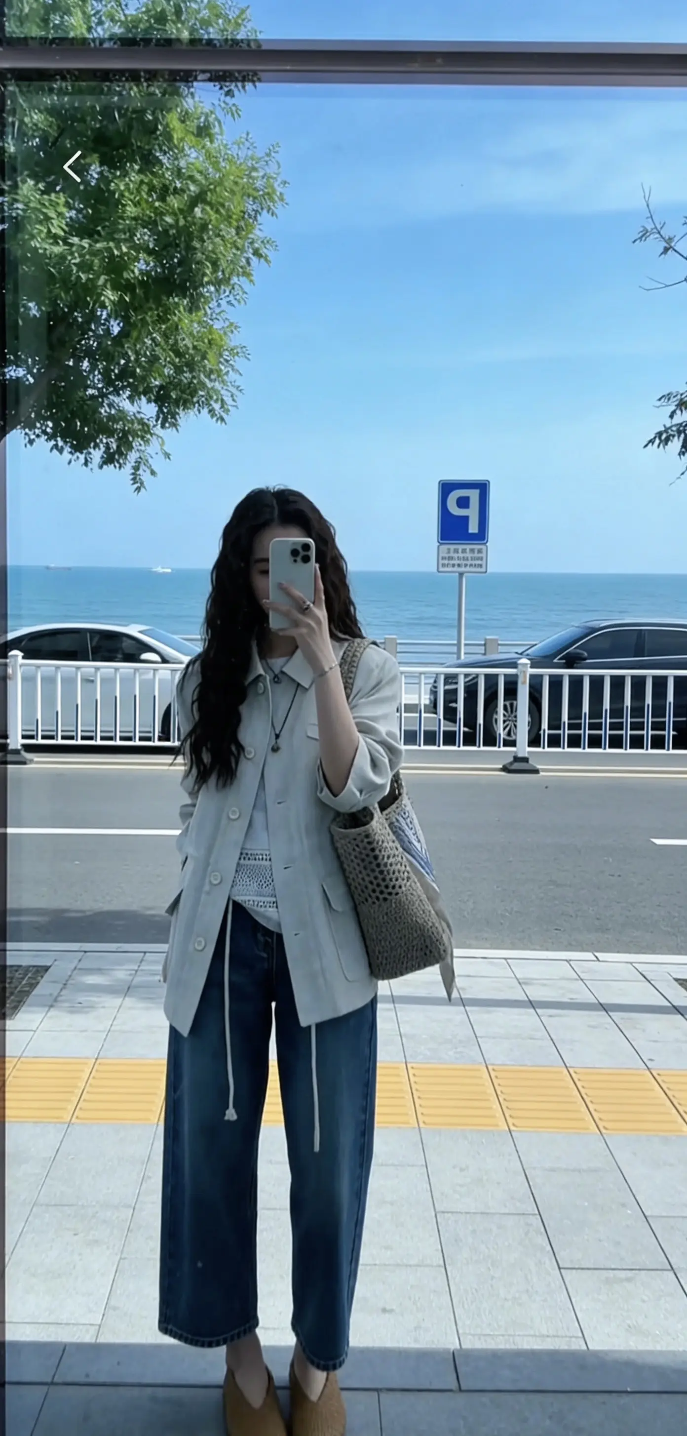 “不要以为熟悉的人就会善待你           有时候他们比陌生人还可怕”