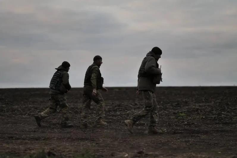 据乌克兰国家警察局长伊万·维霍夫斯基称，安全部队每天拘留约450名从部队逃脱的乌