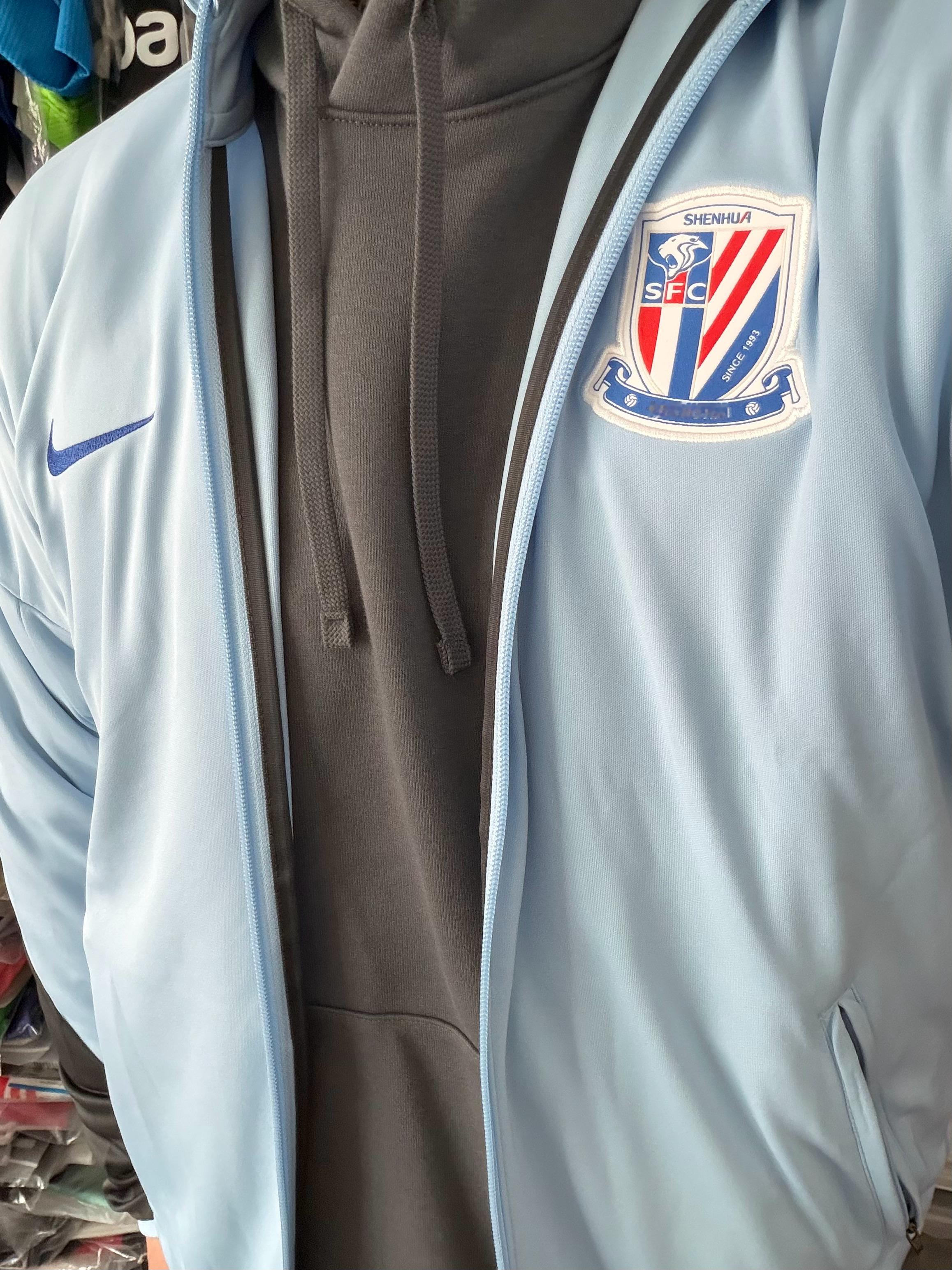 今年最抢手的是连帽卫衣，我个人觉得还是和货量有关，今年申花大多数装备的货量充足，