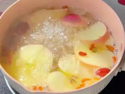 喝了两个月的苹果黄芪水！说下真实感受…
秋风渐起，王女士站在阳台上，望着远处泛黄