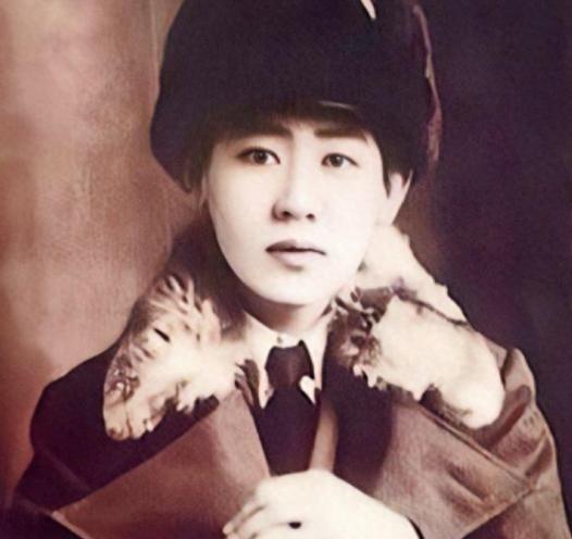 1945年，川岛芳子落入了军统的手里，但不管军统的人怎么折磨她，她都面不改色。直