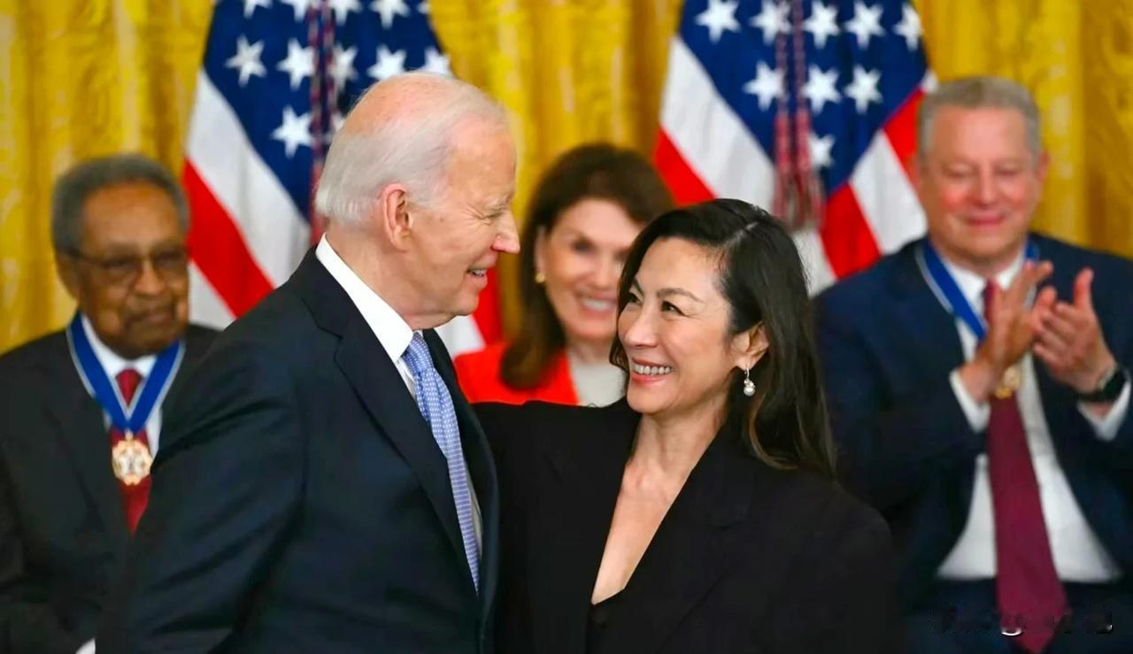 杨紫琼为马来西亚争光，荣获总统自由勋章，拜登亲自颁奖，获得此殊荣还有佩洛西[捂脸