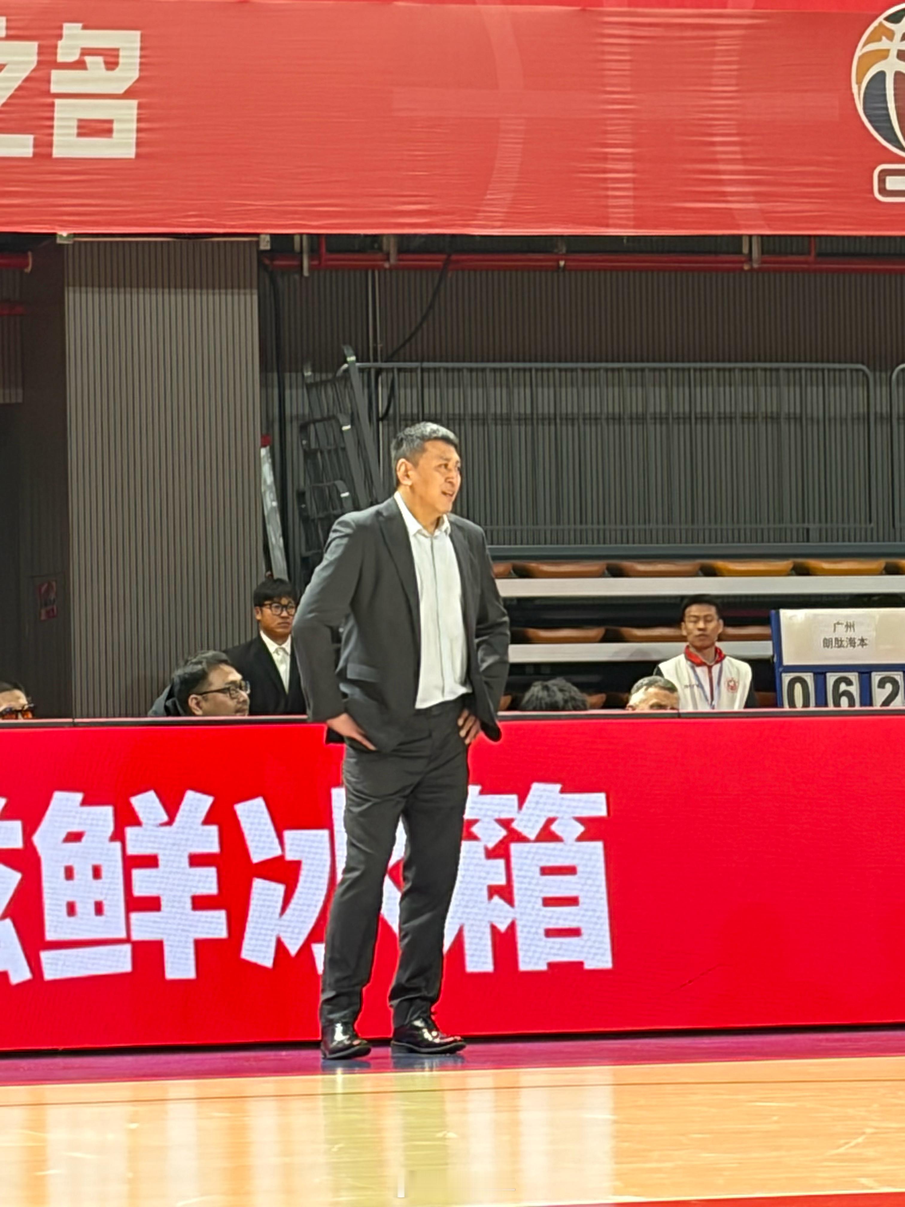 暴怒的王世龙指导吃到了一次技术犯规。龙狮男篮vs同曦男篮 广州·华南农业大学综合