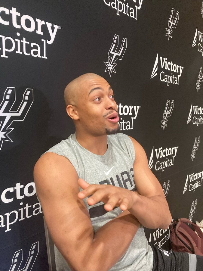 什么😧凯尔登和文班亚马一起剃光头了凯尔登还表示:自己一直想剃光头，昨晚文班说: