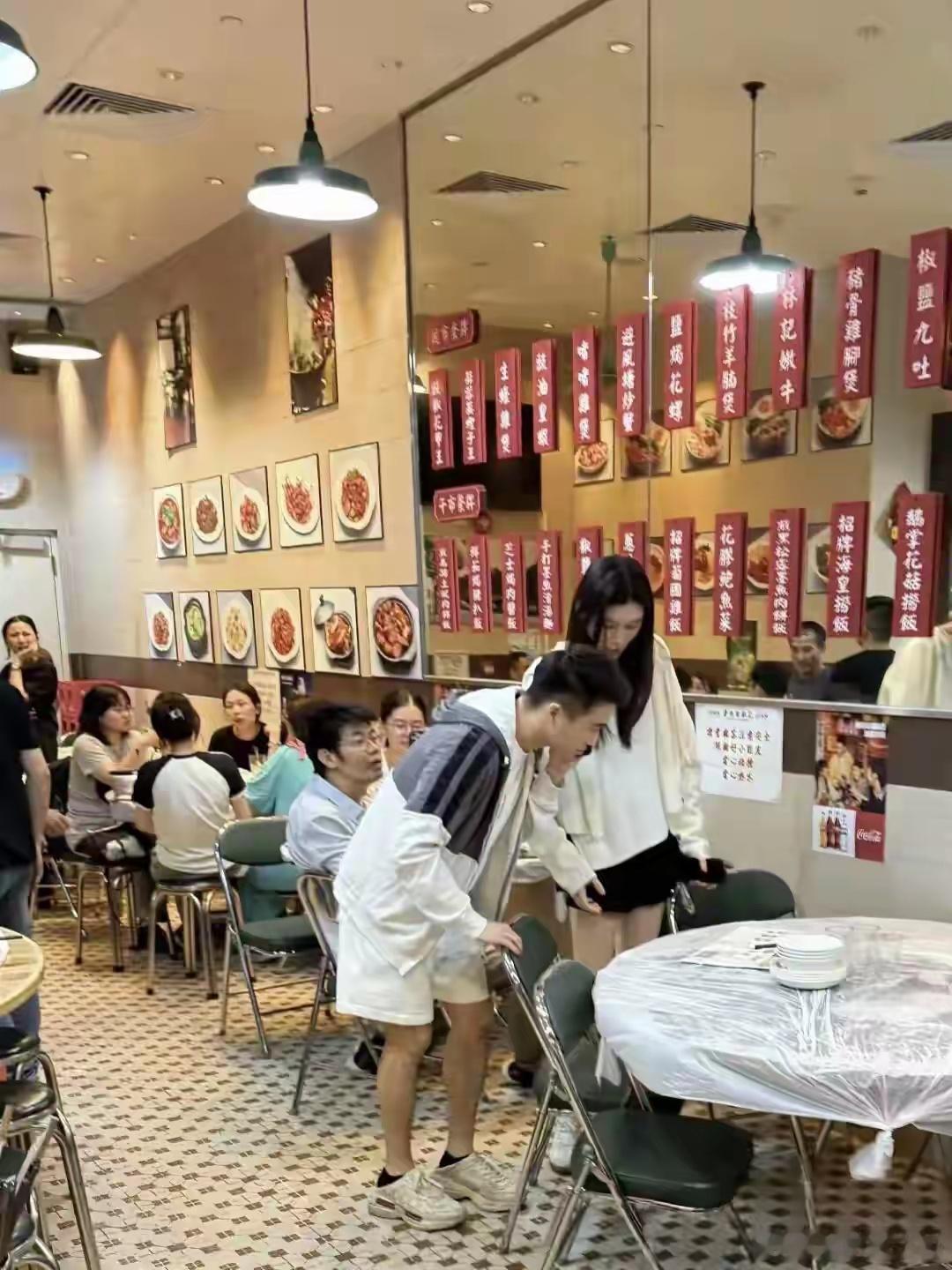 奚梦瑶夫妇现身澳门餐馆用餐，何猷君脚蹬脏鞋，模样似大学生。 ​​​