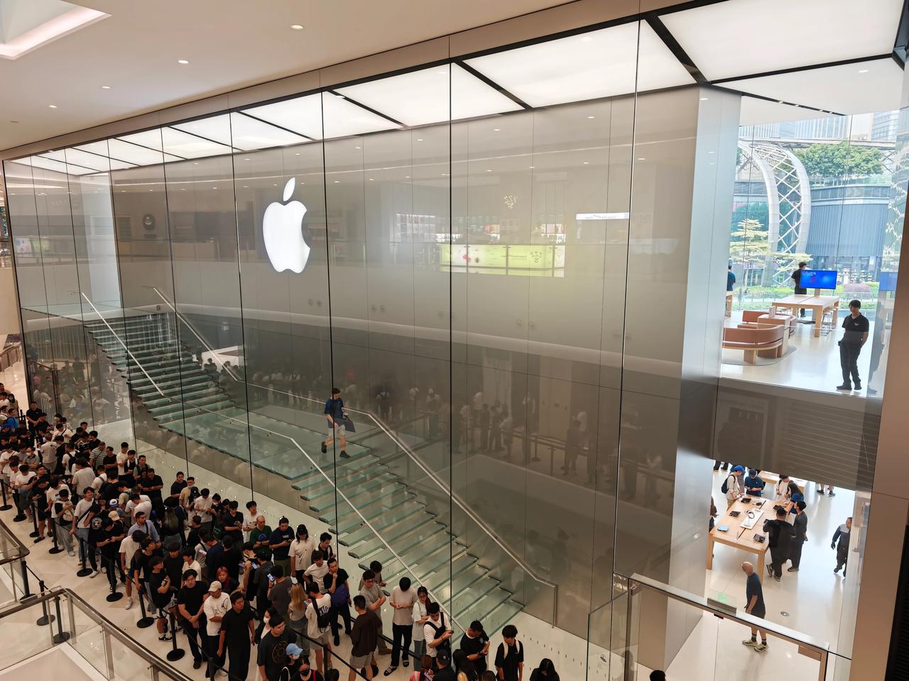 9月18日iPhone 18 Pro系列开售，广州天环门店外出现海外客商现金收机