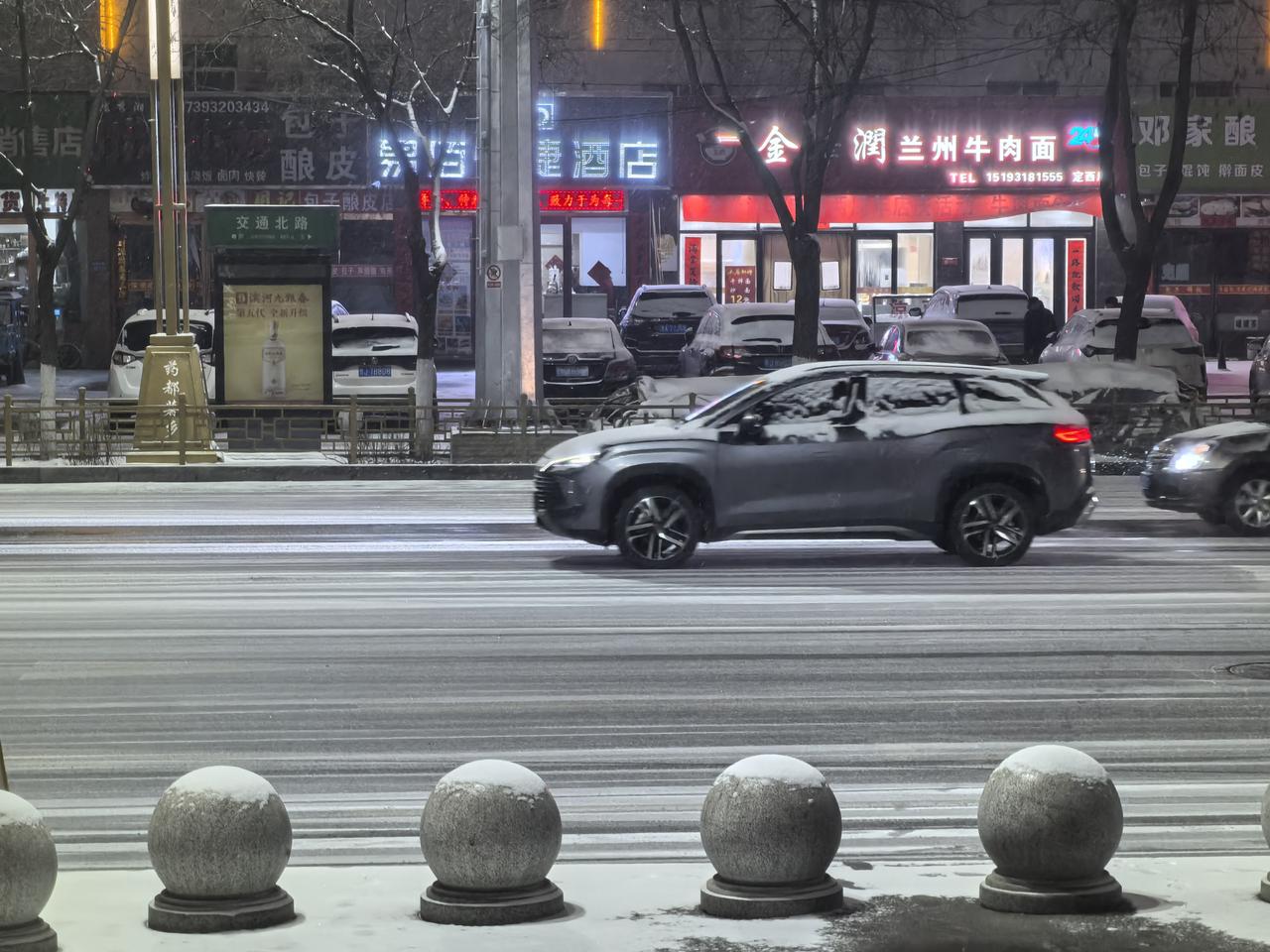 ……
女：你的钱肯给我花不？我要把你的钱花光拿完呢。
男：能成。那你的钱能让我花