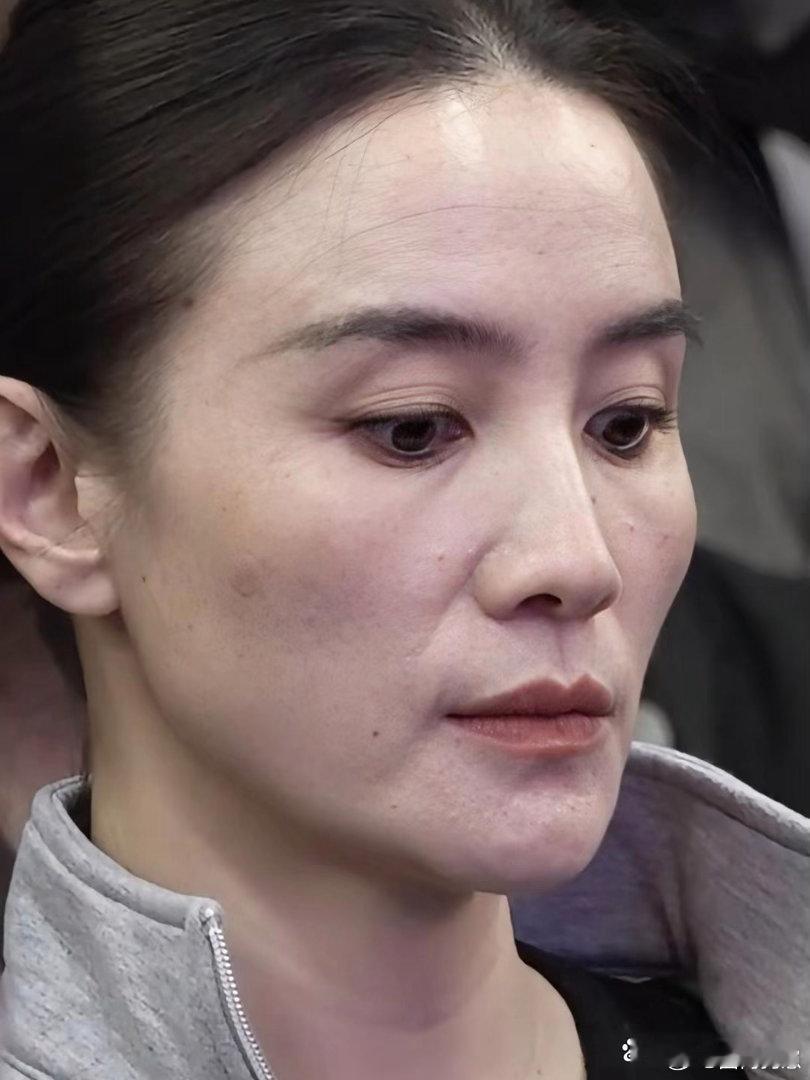 直面无滤镜生图视角，宋佳素颜镜头毫不做作，直白展现通透肤质，真实颜值尽显底气。 