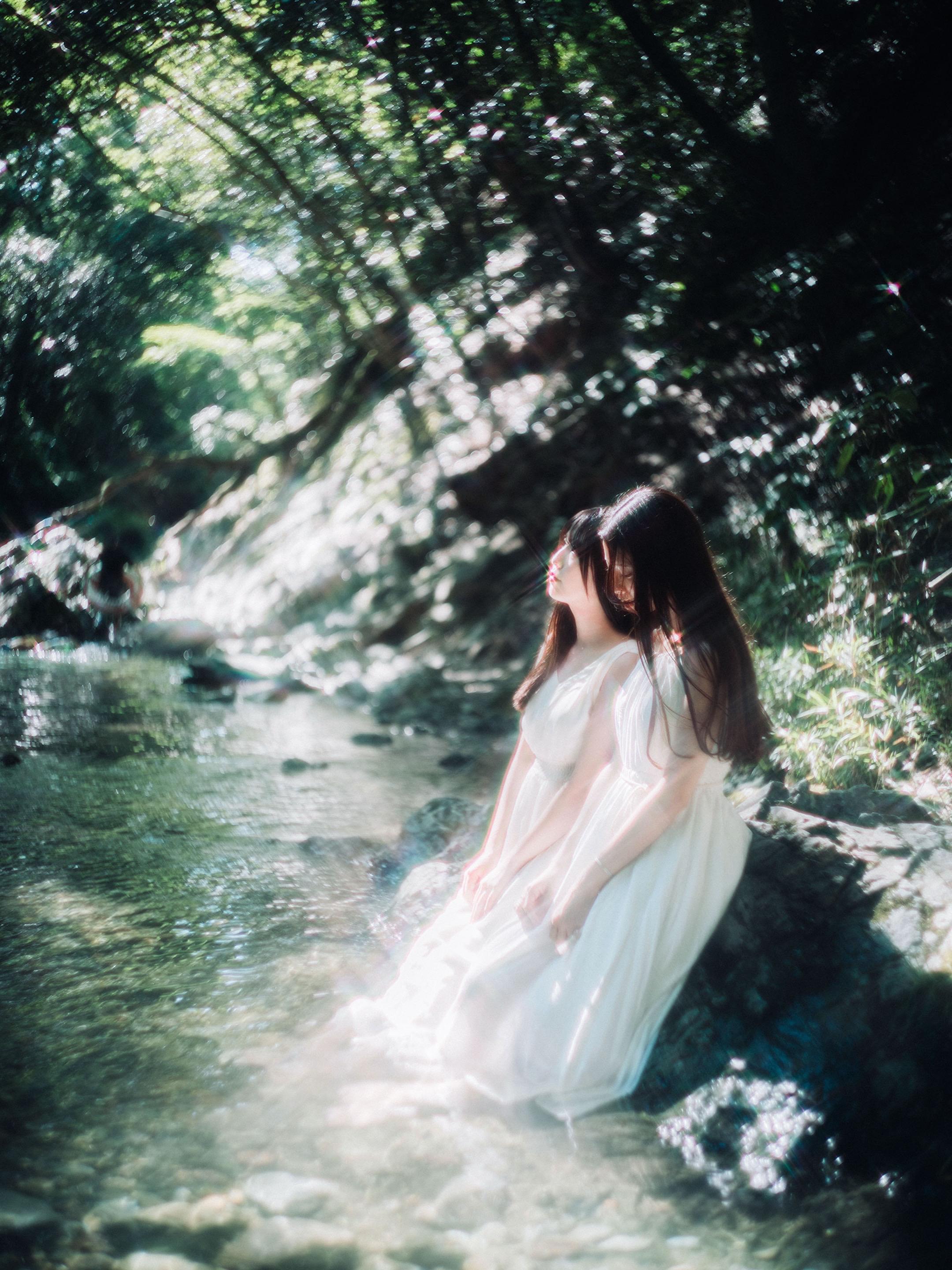 山涧流水，风与我们都很温柔。