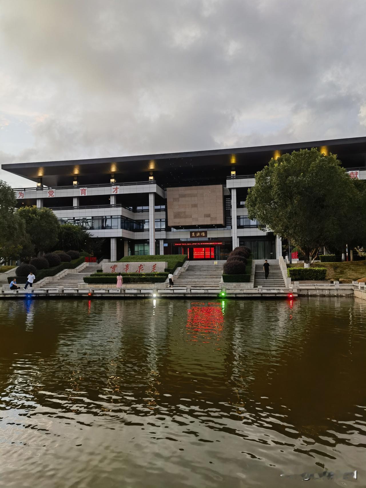 今天休息，闲来拾起闲书随手翻翻，读到一段话让我沉思了一会，越想越有感触，并深以为