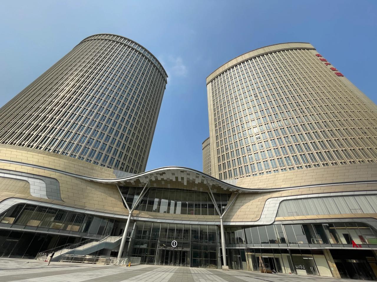   #石家庄身边事# #品牌好物# 听说勒泰桥西店国庆节可能开业，还是来早了，室