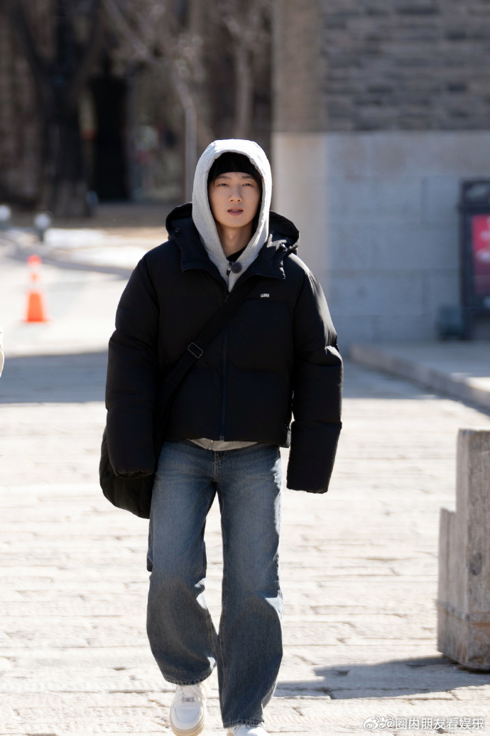 蒋敦豪重新定义妈宝男 颠覆刻板印象！蒋敦豪陪母游长城，细心备好各类物品，专注为妈