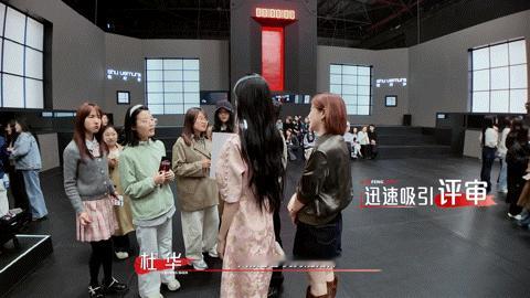 杜华往那一站自带拉票效果艺笔封神里杜华暖心拉票，选手作品无人驻足时主动上前推介，