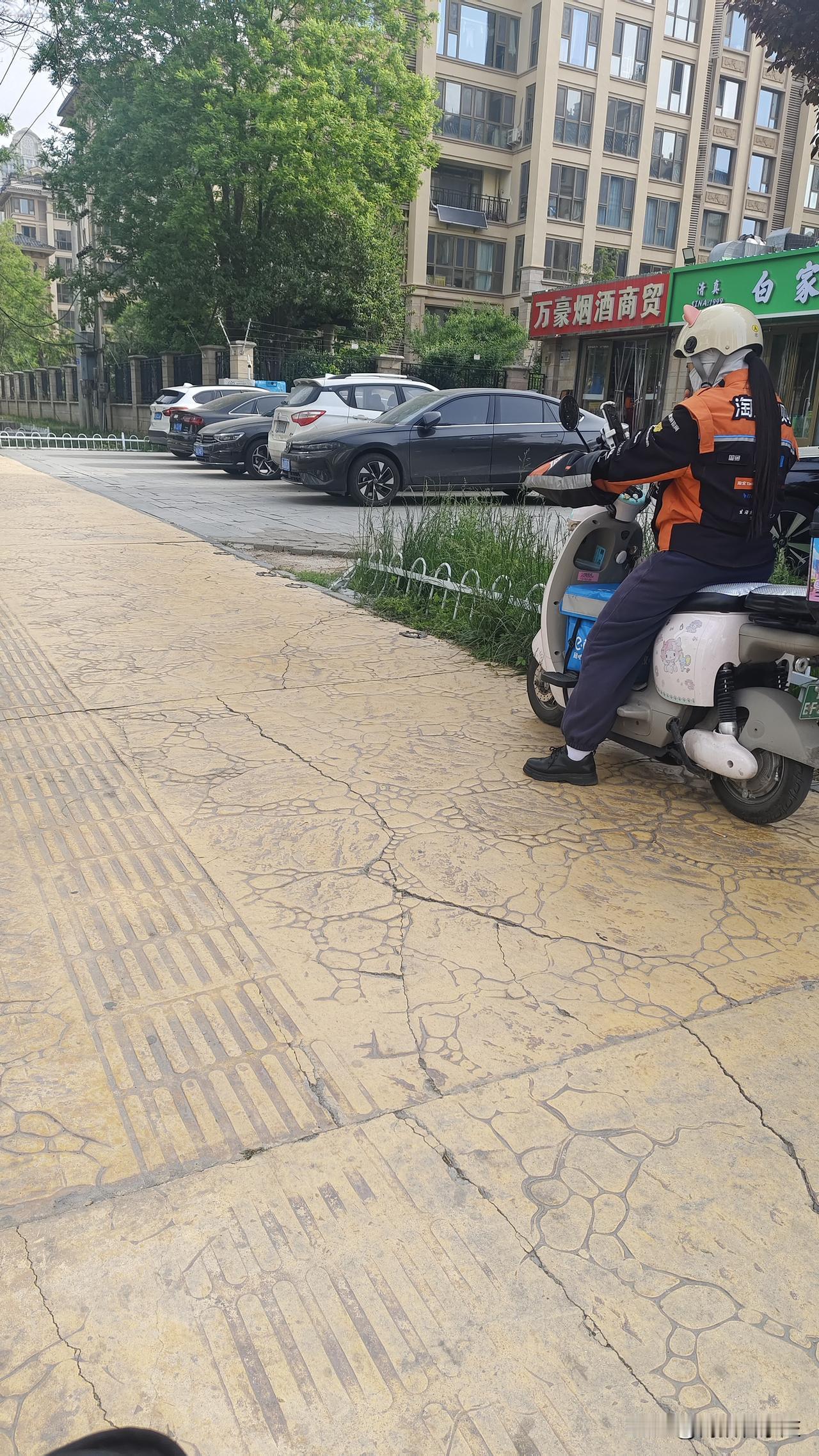 电瓶车速度25以下，非常安全。
可是自行车呢？
是不是也应该限速！
我见过很多公
