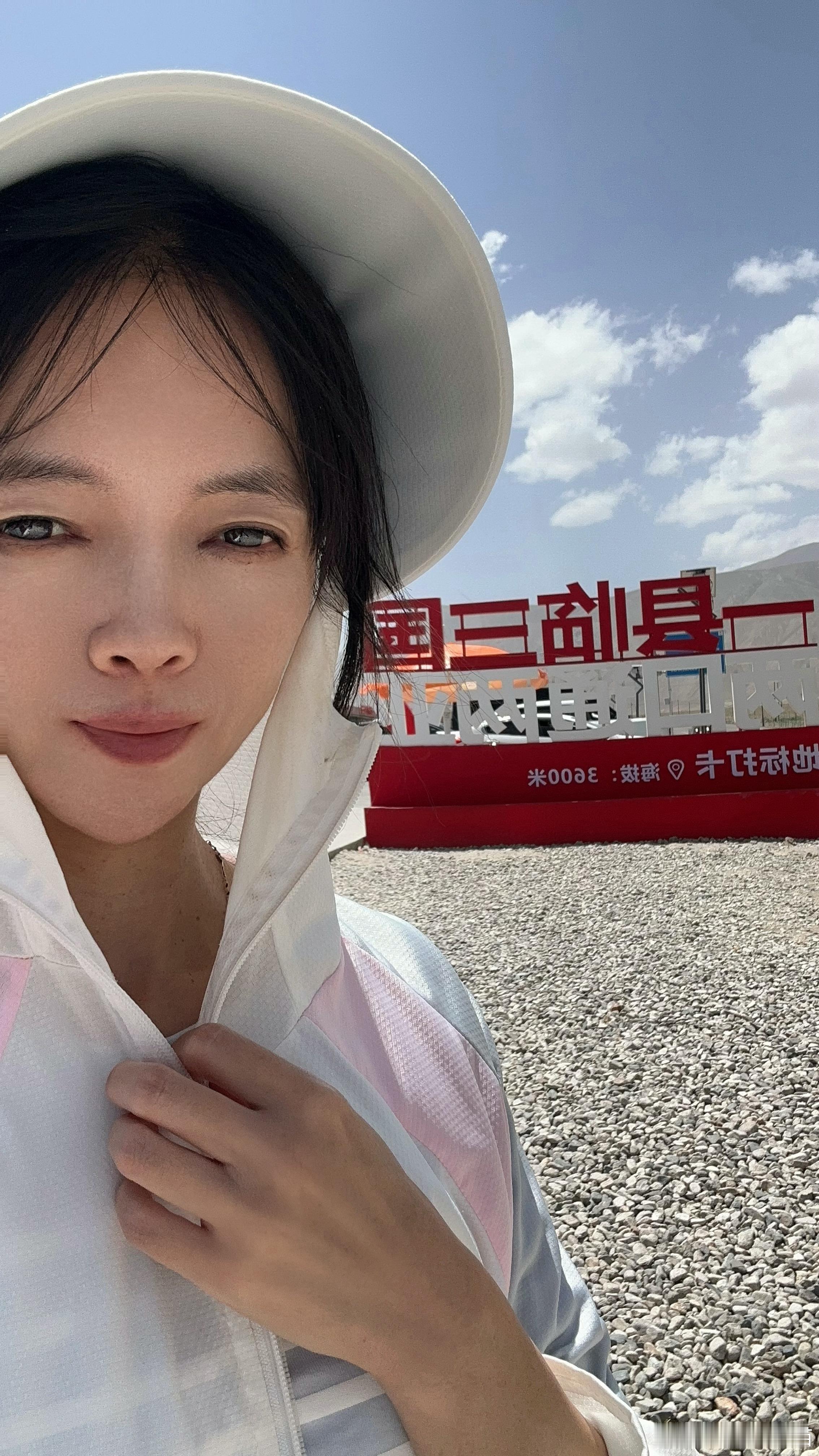 从海拔3600米的“一县临三国”一路上到了海拔5100米的红其拉甫国门。铁门的对