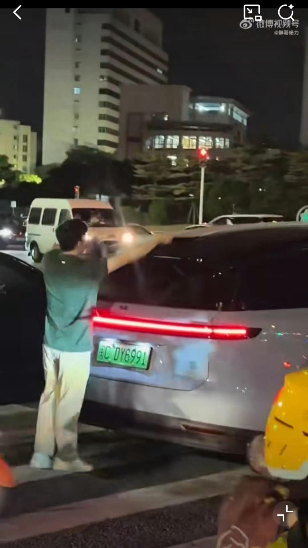 新能源车遇事故先盖布这种操作见了不止一次了[摊手]与其盖上遮羞布，不如在其他方面