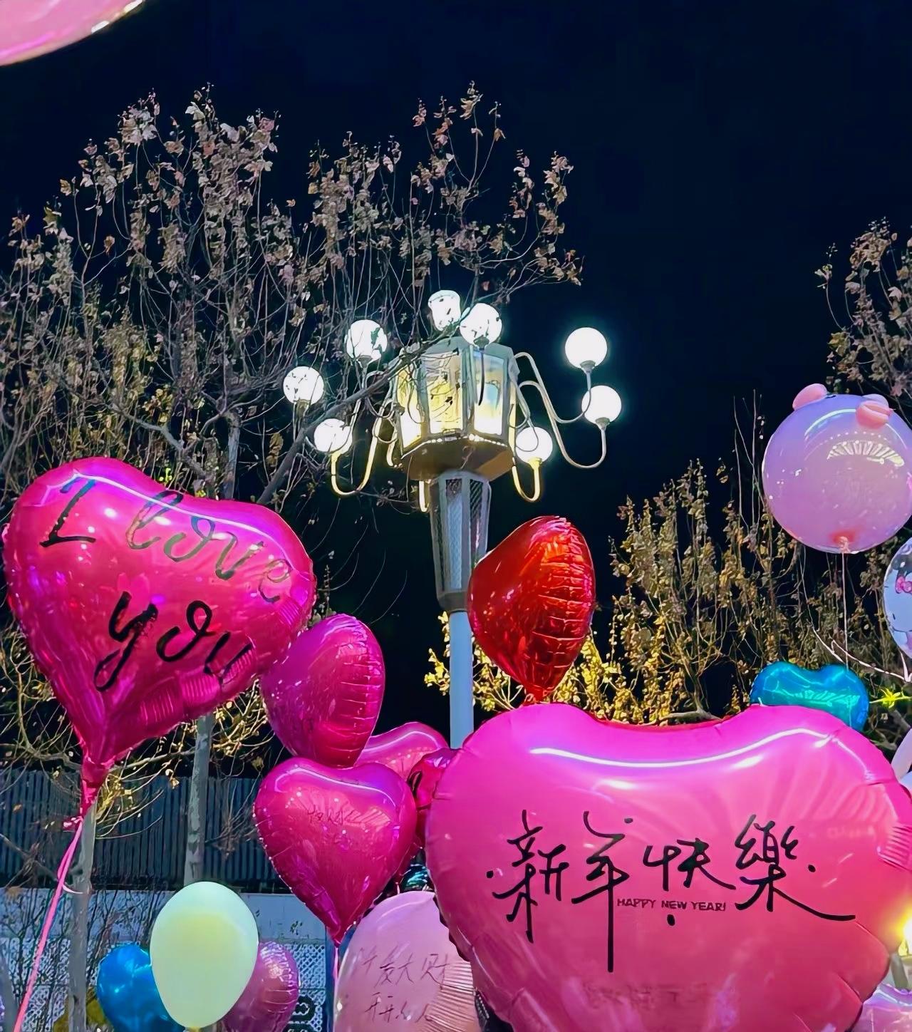 2025年只剩五个小时了。
身边的人都说： “钱难挣生活难熬”
人民日报说：
 