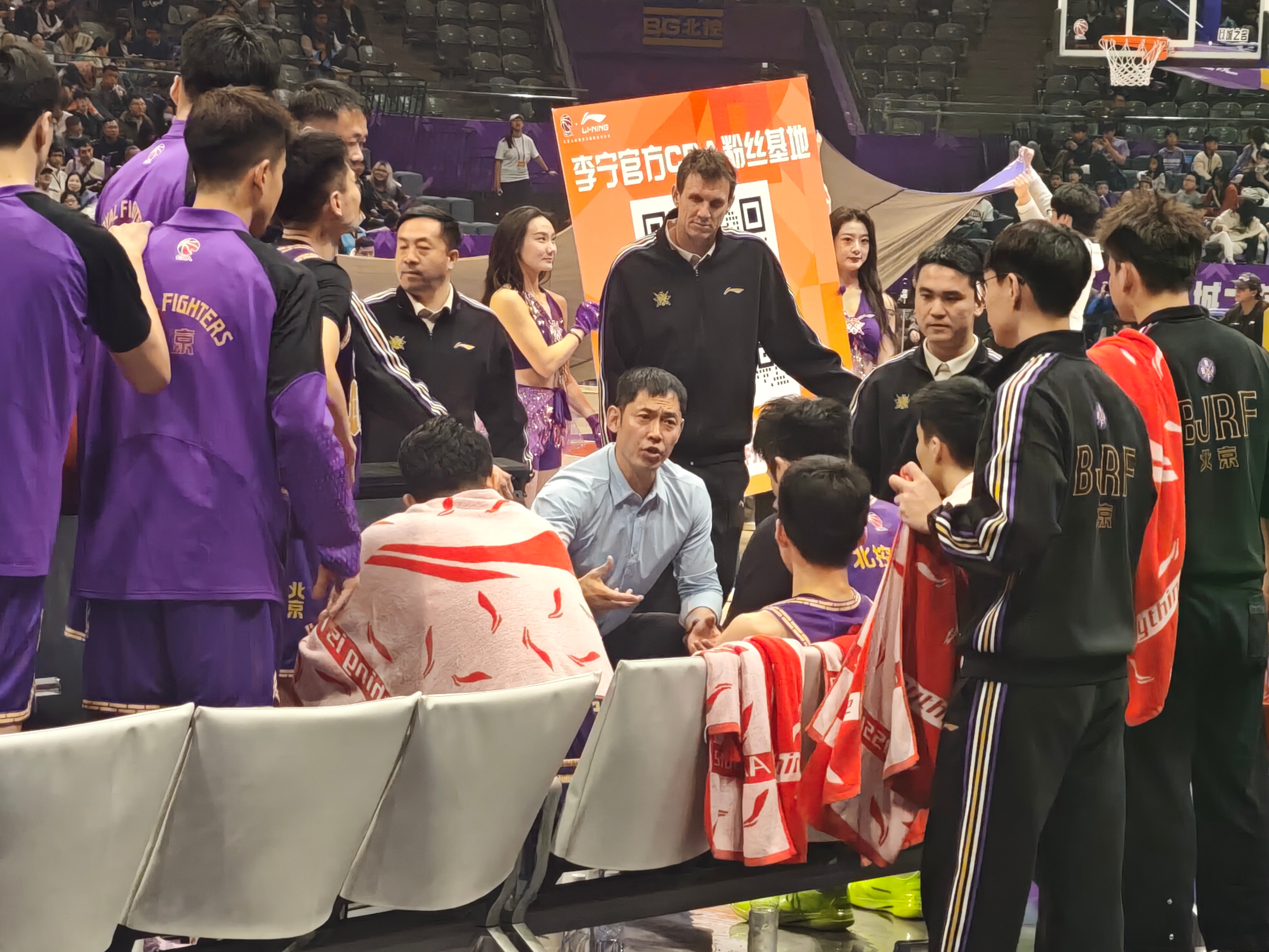 张指导，你的球队三分投成2/13我很不满意，我建议你现在就换上球员登场给我射五个