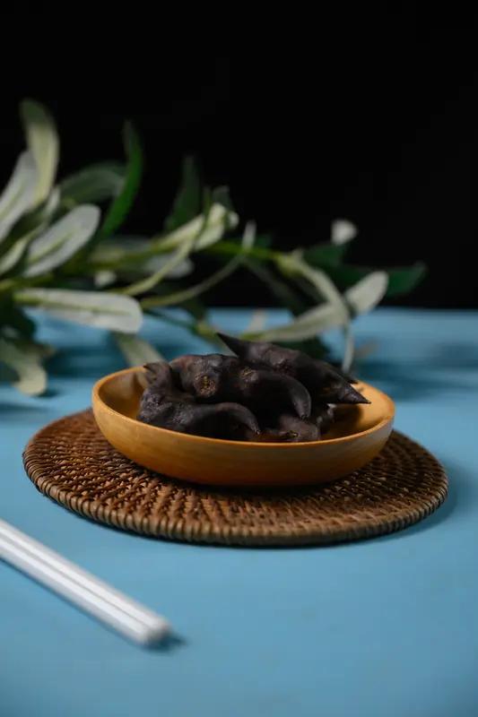 湖南永州的王大哥太幸运了！上周他趁着天晴修家门口的小路，挖到地下半米深时，锄头碰