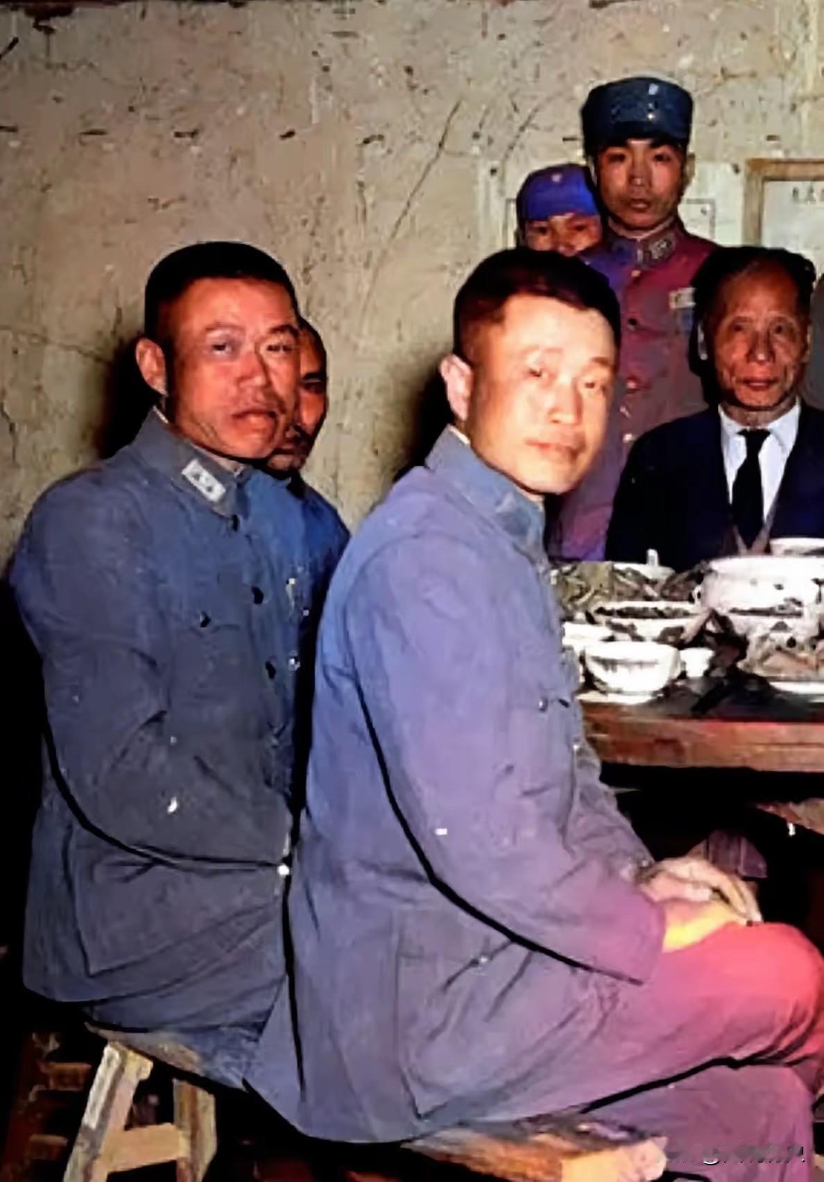 这张珍贵合影拍摄于1943年初的云南昆明！

时任第五集团军总司令兼昆明防守司令