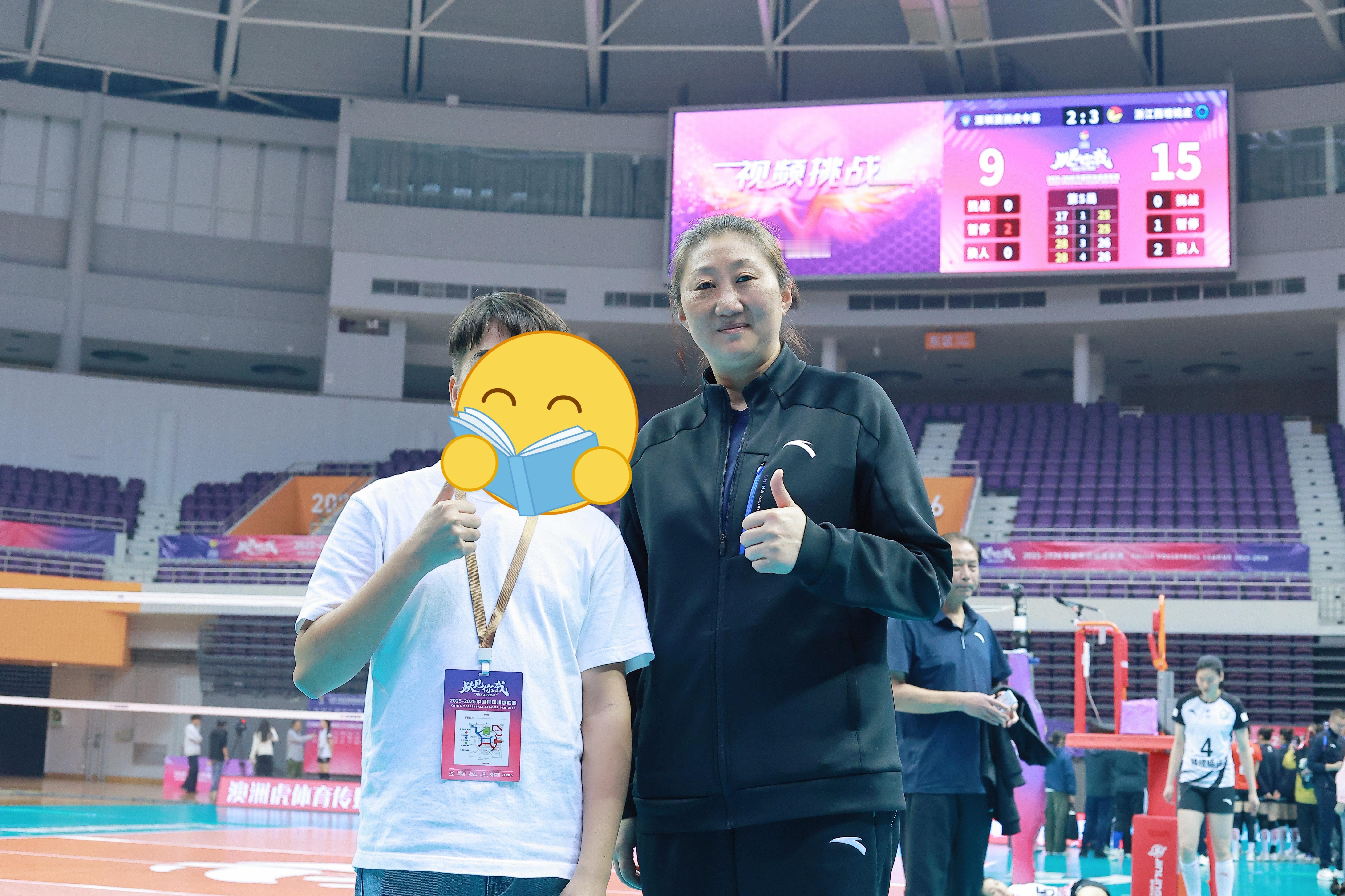 戚导说：哎呀，我这么老了，还找我合照您是中国🇨🇳女排曾经的优秀副攻怎么能不合