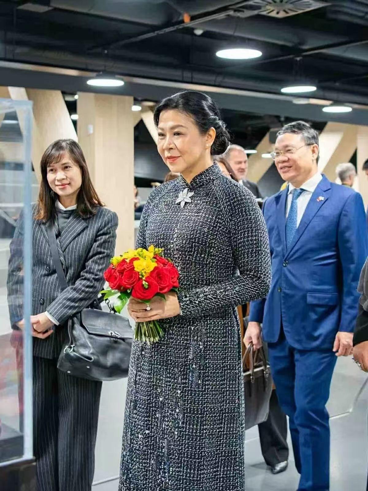 越南第一夫人吴芳璃女士与芬兰第一夫人苏珊娜·英尼斯-斯图布在赫尔辛基欧迪中央图书