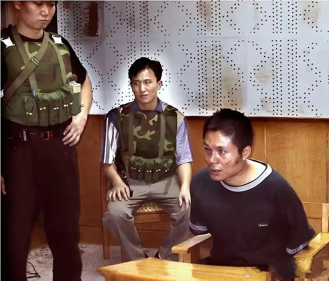 2000年，悍匪张君被审讯时的照片，脸上有明显的伤痕！据说是公安局副局长文强用脚