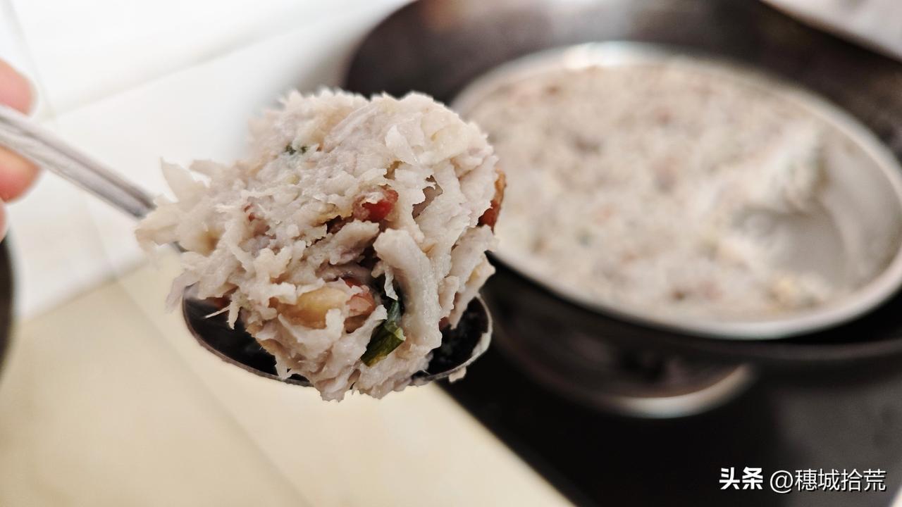 从小吃的家庭芋头萝卜糕，跟酒楼的很大差别，酒楼的粉多，外形优美，家里的料足，比较