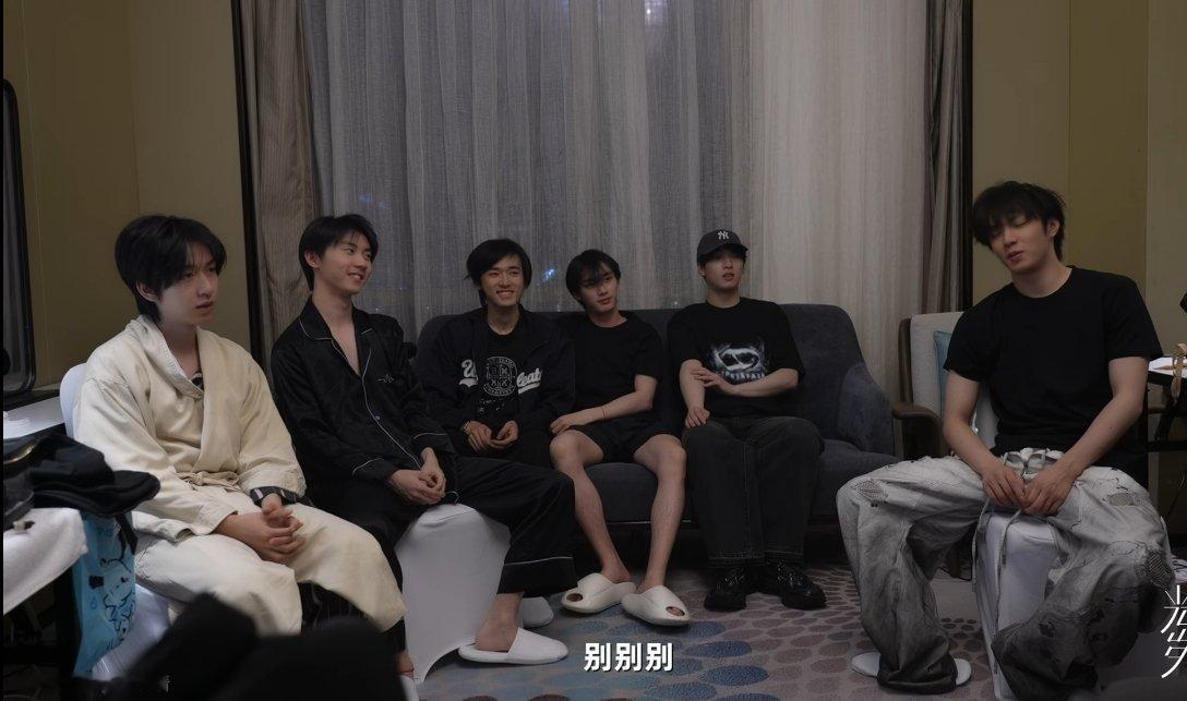 只有女孩裹着浴袍 