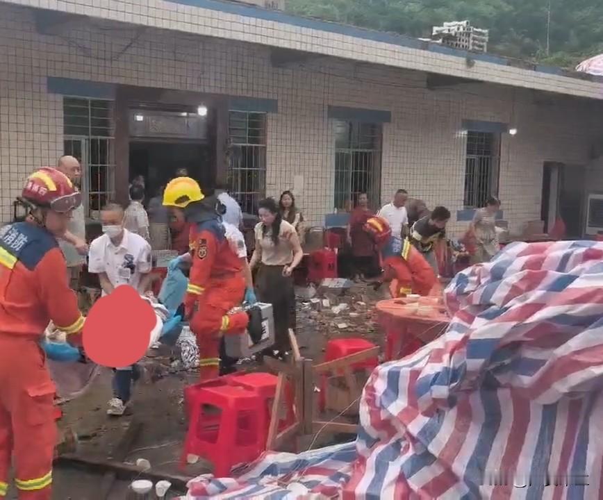 真是人在家中坐，祸从天上来呀，四川宜宾有家人办升学宴竟办出这么大一事故来！

天